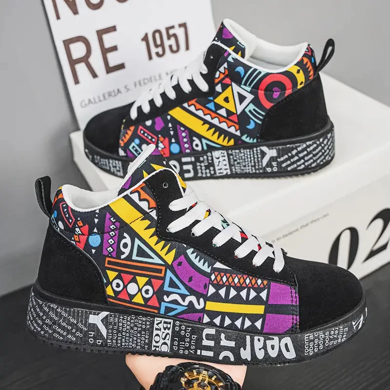 Casual Sports Footwear for Men Featuring a Trendy Design, High-Top Skate Shoes That Are Slip-Resistant And Durable.